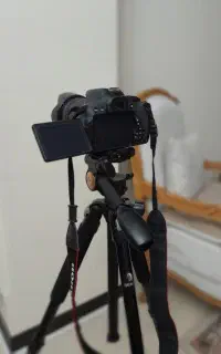 دوربین canon 700d و سه پایه Beike