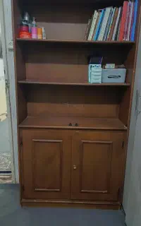 کتابخانه بسیار بزرگ و جادار درحد خیلیی نو