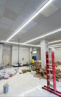 مغازه در مرکزشهر خمینی شهر با دهنه بسیار عریض
