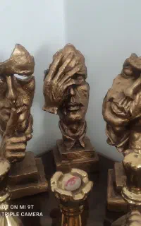 تعدادی مجسمه دکوری و گلو گلدان