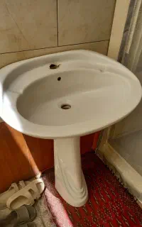 روشویی بزرگ همراه پایه سالم وتمیز