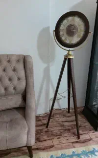 ساعت ایستاده و میز خاطره