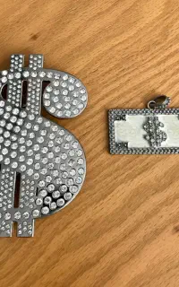گردنبد و سگک کمربند دلار