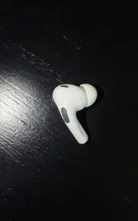 AirPods Pro 2 گوشی سمت راست و جعبه اصلی