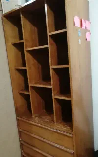 کتاب خانه چوبی قدیمی
