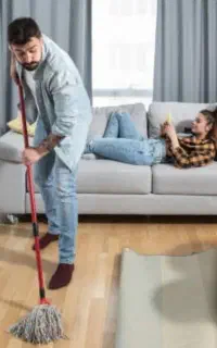 خدمتکار منزل