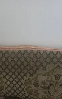 یک عدد پشتی کرم رنگ