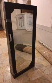 آینه قدی داخلش قفسه داره