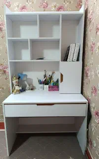 میز تحریر و کتابخانه