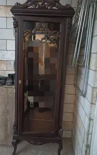 بوفه جنس چوب رنگ فندقی و سه عدد کاپشن دخترانه