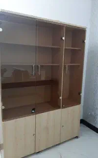 کمد و ویترین شیشه ای تمیز و سالم