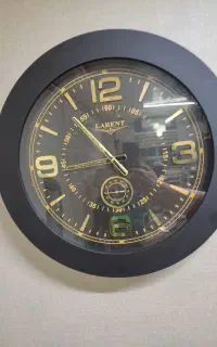 سه عدد ساعت نو یکی سه موتوره و یکی کرم طلایی