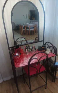 میز آرایش به همراه آینه ویک صندلی ومیز پاتختی