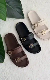یک جفت صندل نو