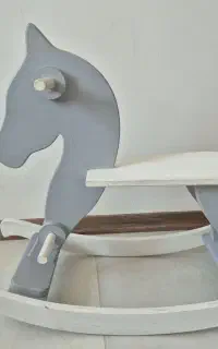 راکر اسب چوبی. سیسمونی