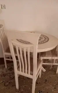میزوصندلی تمام چوب با ۳صندلی سالم وتمیز