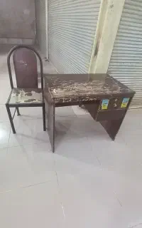 دو عدد میز و صندلی
