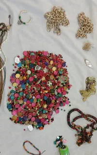مقداری مهره و زنجیر