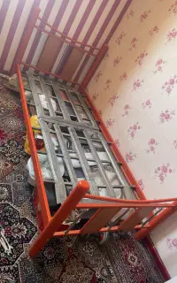 تخت اهنی سالم