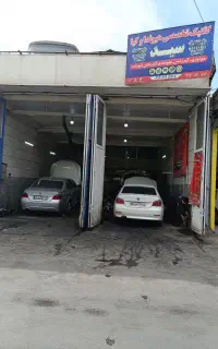 به یک شاگرد مکانیک ماهر یا نیمه ماهر