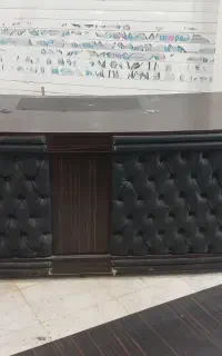 تعدادی  میز اداری چرمی