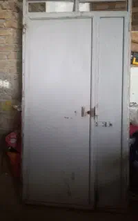 در حیاط دولنگه.در حال.و پنجره