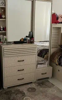 تخت خواب دو نفره و میز آرایش
