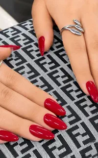 کاشت و ژلیش ناخن با قیمت مناسب سلسبی