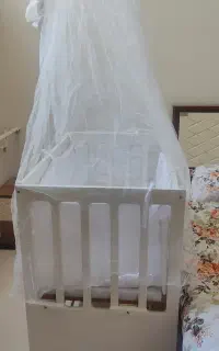 تخت خواب نوزاد کنار مادر