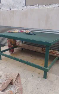 تخت  داخل حیاط