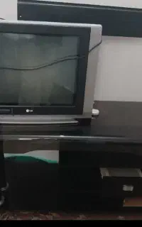 یک عدد میز تلویزیون شیشه ای