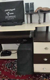 یک عدد کامپیتر با میز