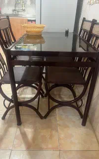 میز ناهار خوری تمیزو سالم چهار نفره