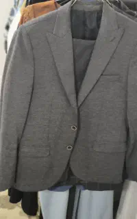 دو کت تک ،پنج دست کت و شلوار و یک دست گرمکن ورزشی