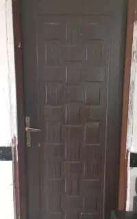در اتاق چوبی در حد نو