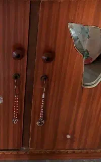 دو عدد کمد و یک میز کامپیوتر قدیمی