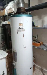 آبگرمکن مخزنی بزرگ ایستاده
