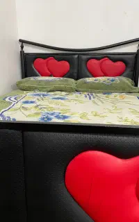 تخت خواب و پافر و ۲تا صندلی