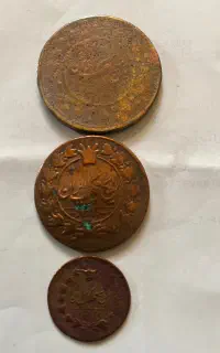 ۳عدد سکه ۲۰۰ دیناری ۱۰۰ دیناری و۲۵ دیناری