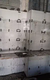 خورده کاری کاشی‌، سنگ ،کف وبدنه رمپ سرویس تیغه گچ