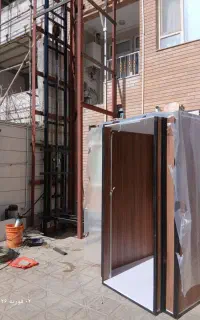 آسانسور و بالابر هیدرولیک کاملا مشابه آسانسور