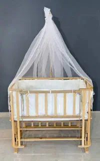 تخت گهواره ای کنار مادر