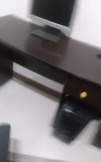 میز اداری و کامپیوتر