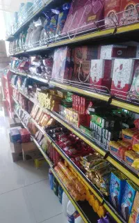 فروشنده خانم در سوپرمارکت