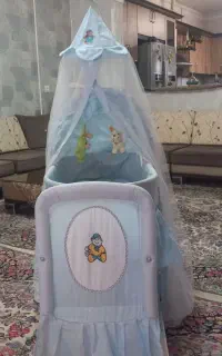 تخت و گهواره کنار مادر