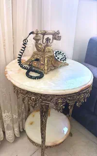 میز تلفن وتلفن وبرنز