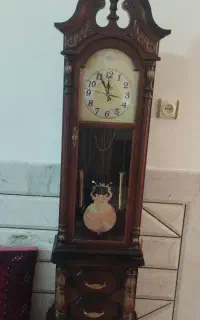 ساعت ایستاده و میز