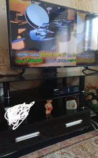 میز تلویزیون شیشه ای سالم و بسیار تمیز