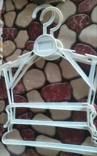 چند عدد چوبکار لباس  بچه به فروش میرسد