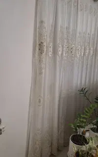 پرده حریر گلدوزی شده